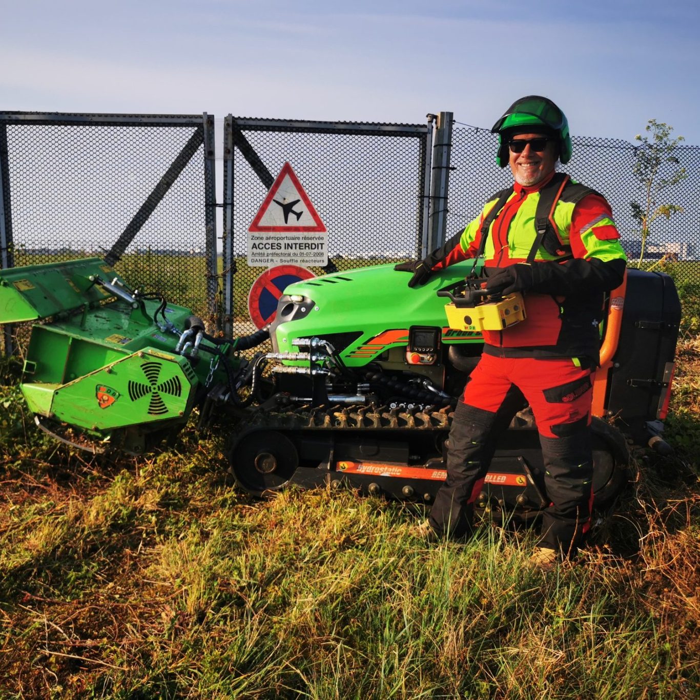 Pilote et robot radiocommandé opérationnels Débroussaillage85