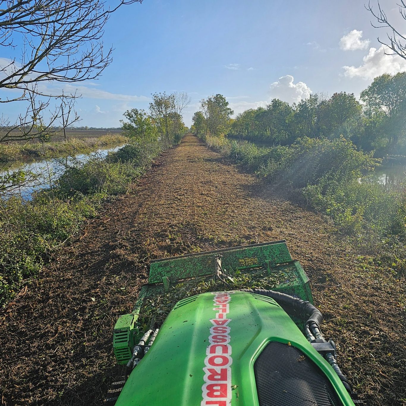 Débroussaillage de digue Débroussaillage85 digue